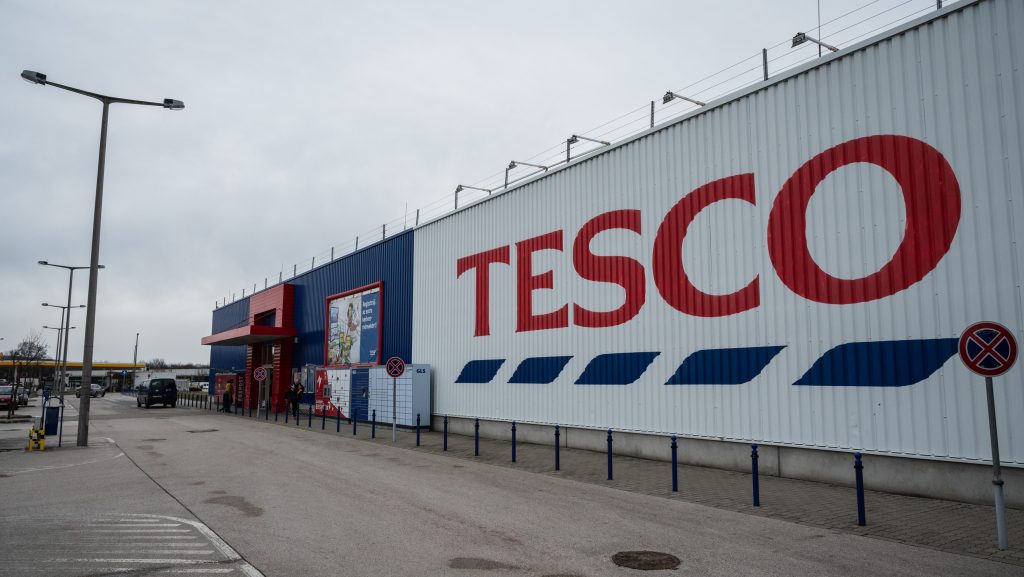 A Tesco eladja csehországi és szlovákiai érdekeltségeit, a magyart vizsgálja