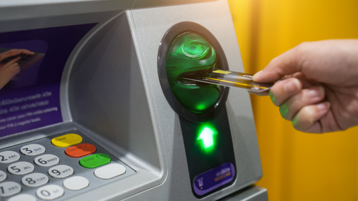 A kormány 50 ezerről 150 ezer forintra emeli az illetékmentes banki átutalások határát