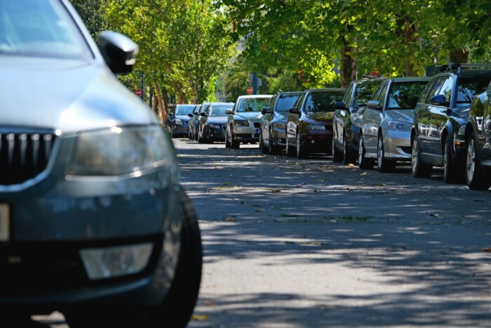 Ha március végéig nincs törvénymódosítás, eltűnhetnek a parkolóőrök a budapesti utcákról