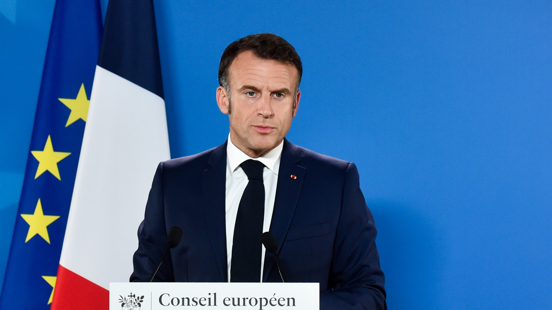 Franciaországban lángokba borultak az utcák, Macron krízistanács után szólt a nemzethez