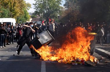 Félezer francia iskolánál törtek ki zavargások, több mint kétezer diákot őrizetbe vettek