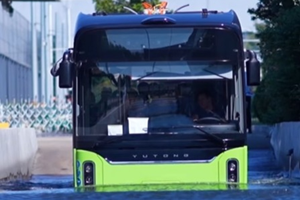 Egy gyártó videón mutatta be, mi történik egy vízbe hajtott villanybusszal