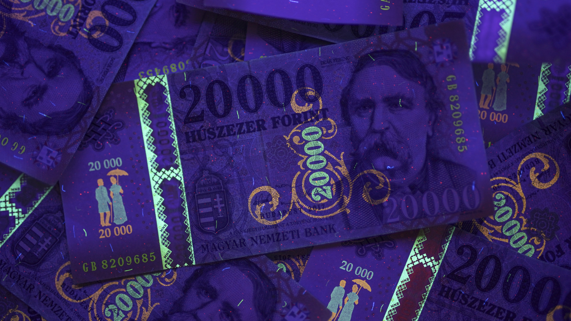 Újra gyengül a forint, az euró 369, a dollár 328 forint közelébe emelkedett