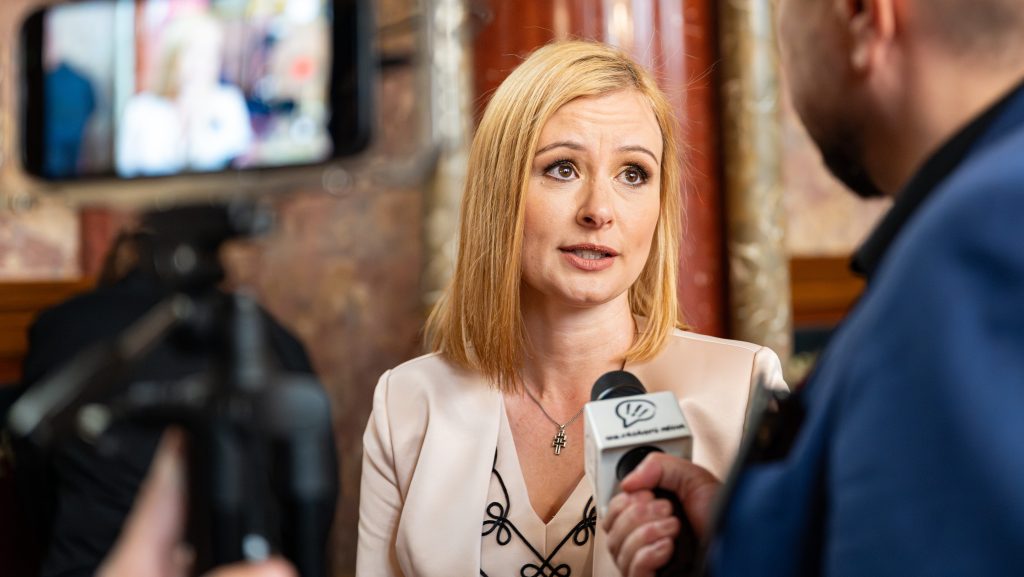 Dúró Dóra elkezdte közzétenni a független médiából a kormányhoz mentek névsorát