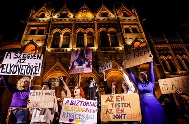 Kékharisnyás demonstrációt tartottak a Kossuth téren a nők biztonságáért