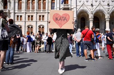 Januártól új kata jön, a katások újra számlázhatnak, nő a tb-alapjuk és az adójuk