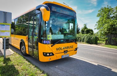 Emeletes buszokkal pótolják a régi járműveket és segítenek a vasútfelújítások idején