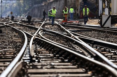 Kisiklott egy tolatómozdony a Déli pályaudvaron, több vágányon szünetel a forgalom