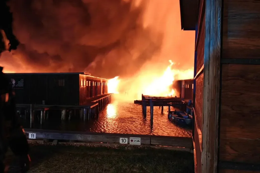 A ruszti öbölben kitört tűzben 220 hajóállás és mintegy 200 hajó is odaveszhetett