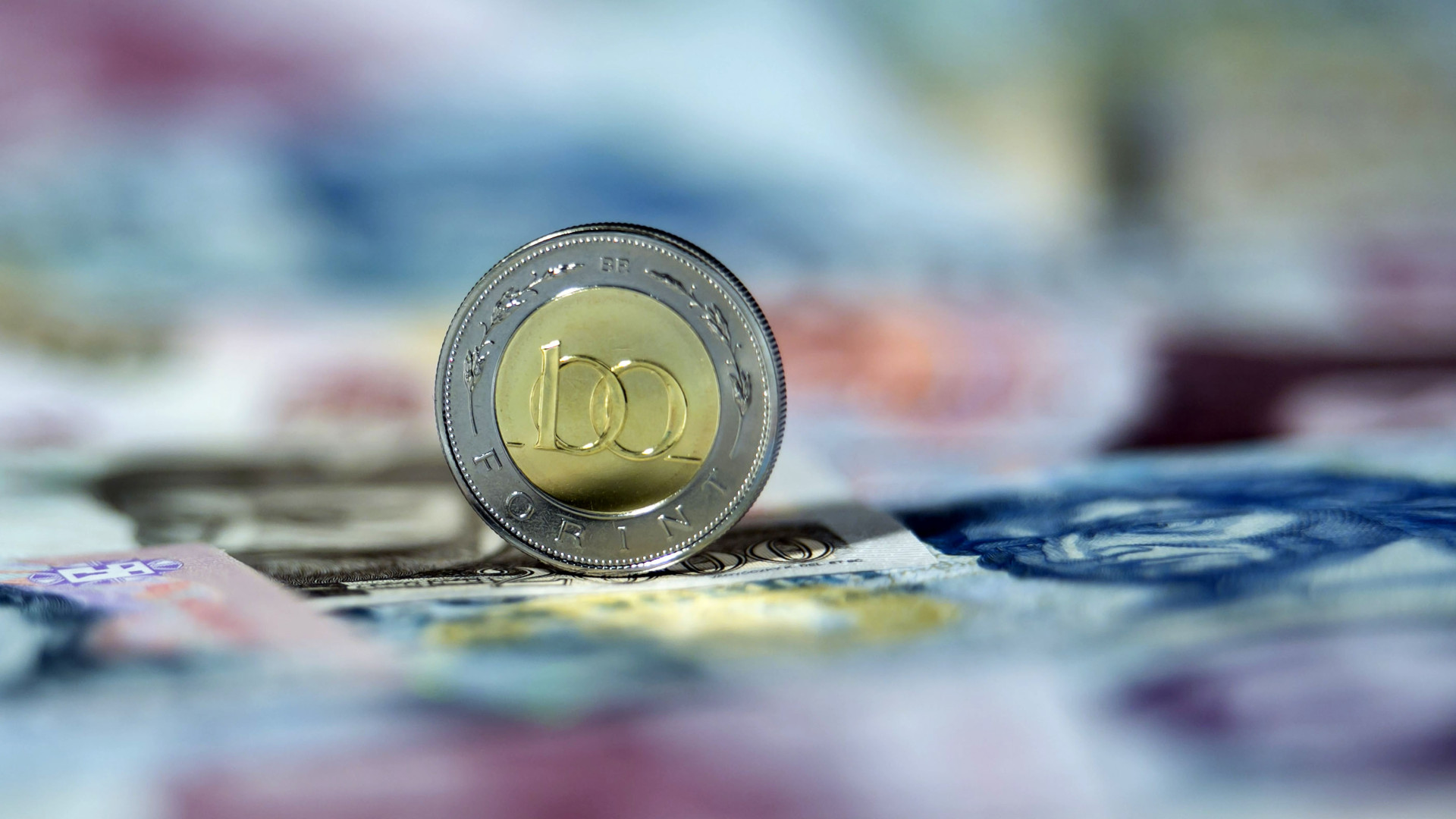 Az EKB változatlanul hagyta az irányadó betéti kamatot, az euró másfél éves mélypontra gyengült