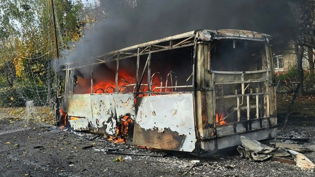 Az oroszok ukrán civileket szállító két buszt lőttek ki, 33-an meghaltak