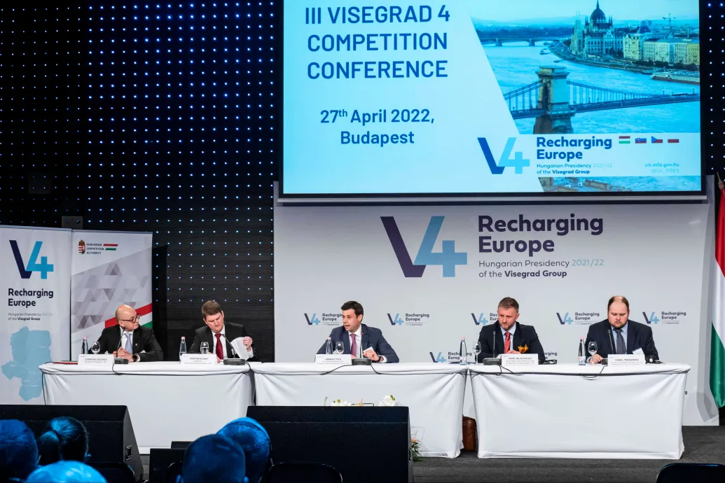 Forrás szerint a Versenytanács és a GVH vezető közgazdásza csendestárs volt a hanyatlásban