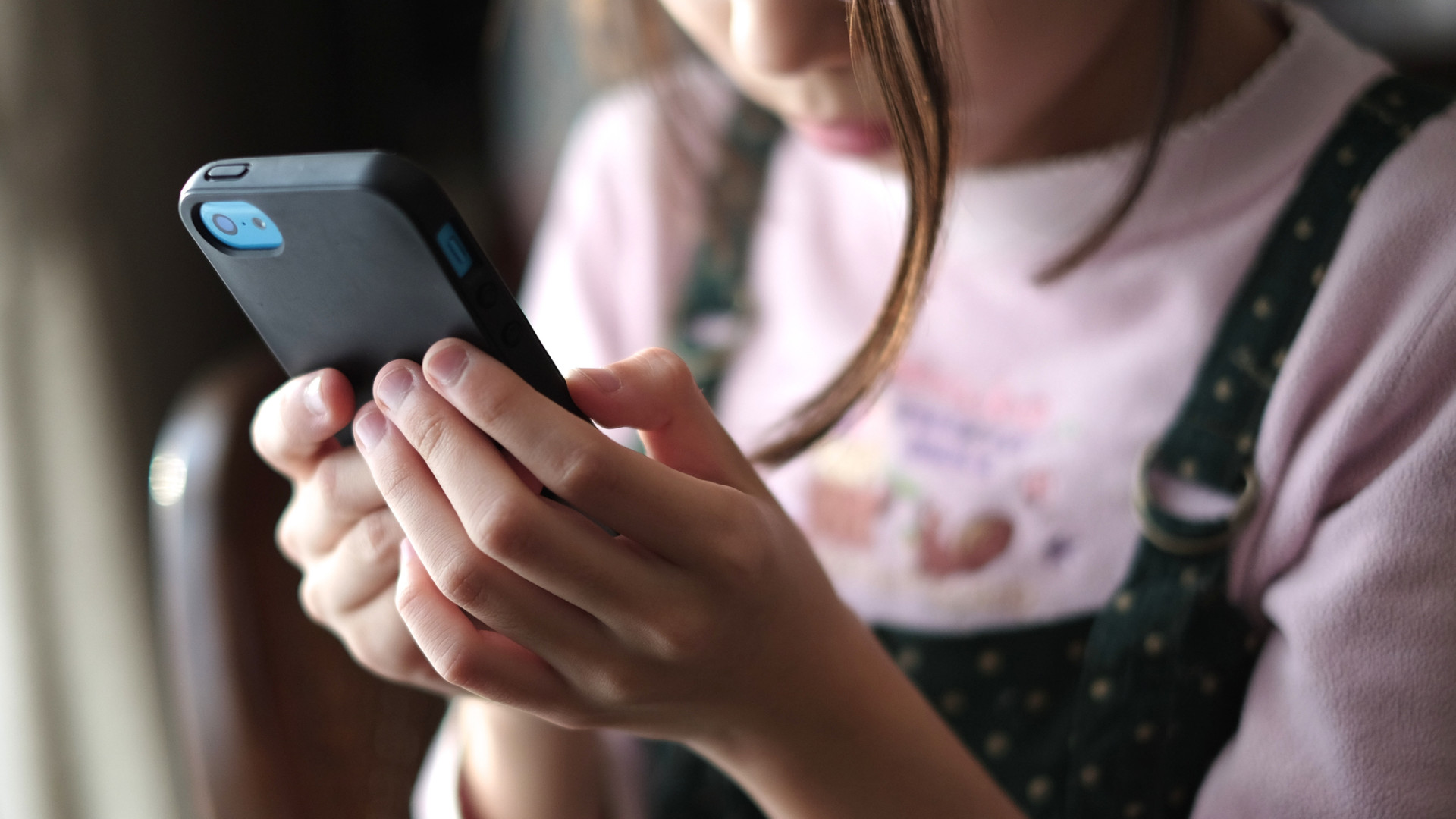 A norvég kormány bejelentette: 16 éves kor alatt korlátoznák az internethasználatot
