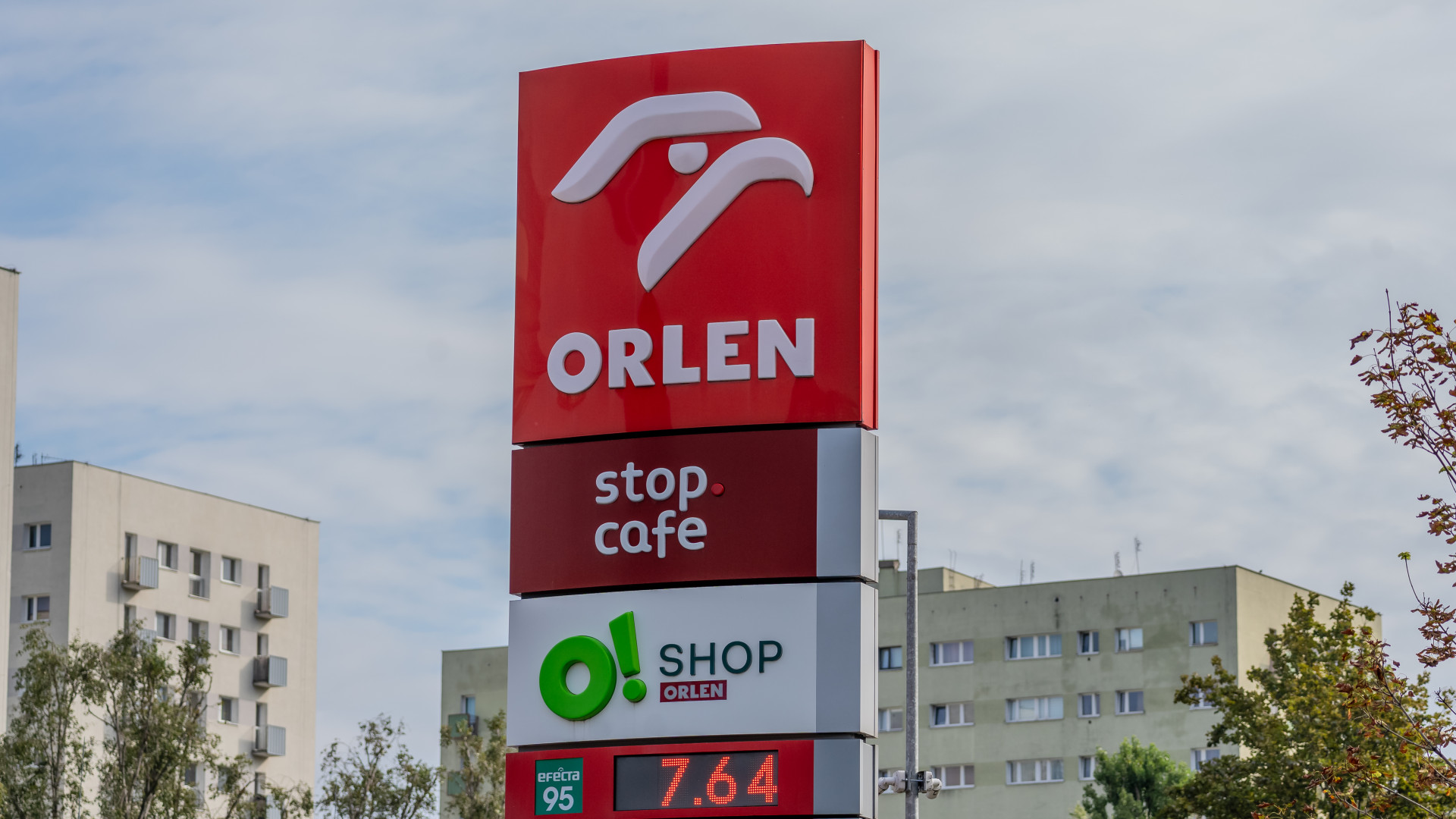 Letartóztatások és vádemelés az Orlennél a választások előtti üzemanyagár-csökkentés gyanúja miatt