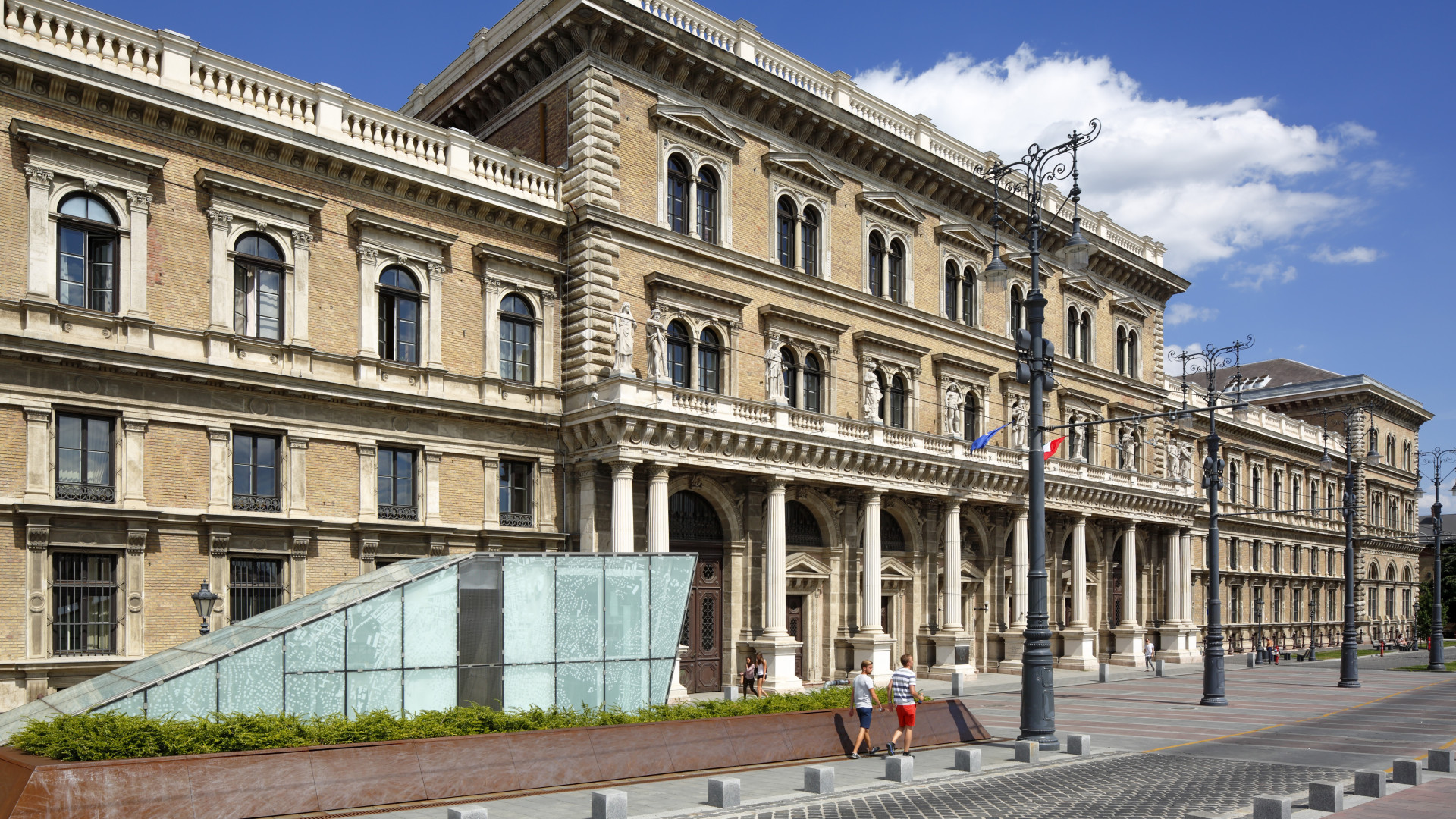 Az OECD szerint Magyarországon a diploma jelentős kereseti előnyt jelent