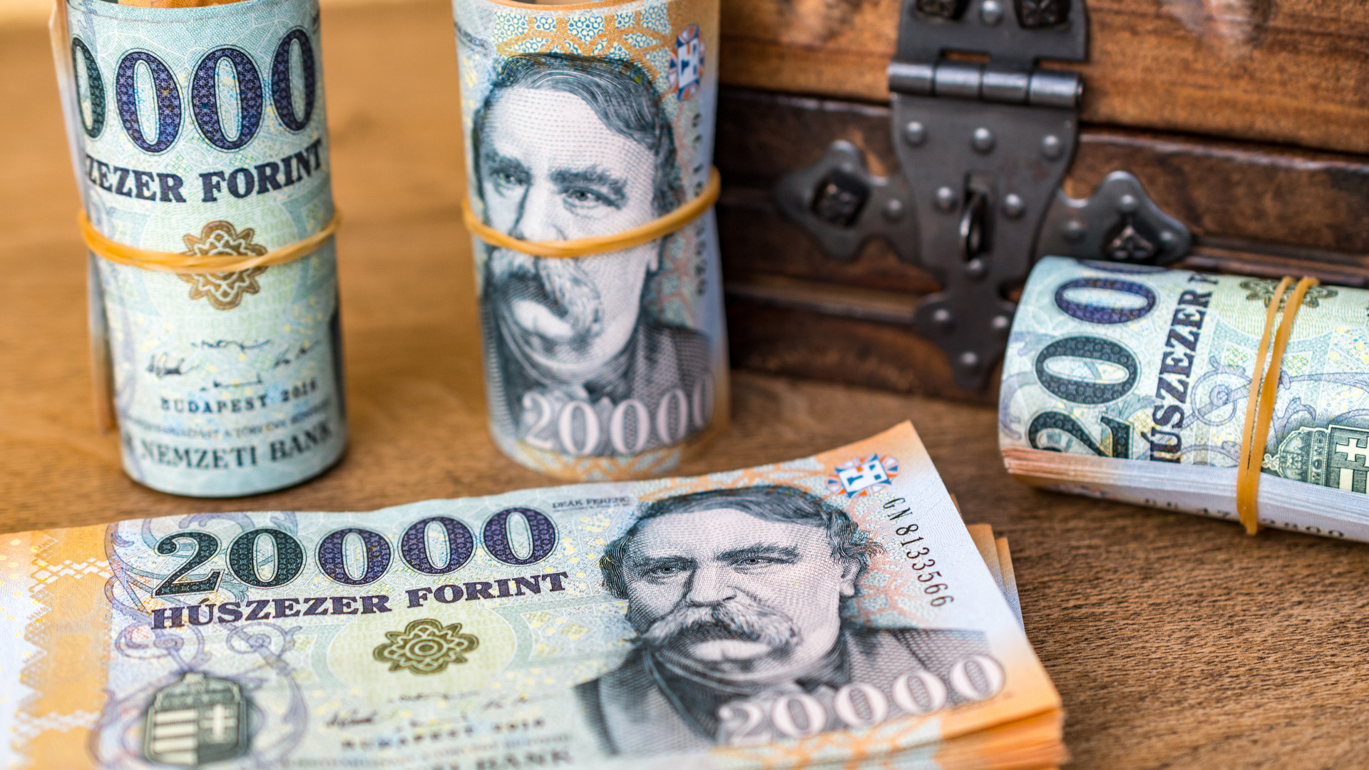 A forint erősödött, az euró 365–366, a dollár 327 forintot ér