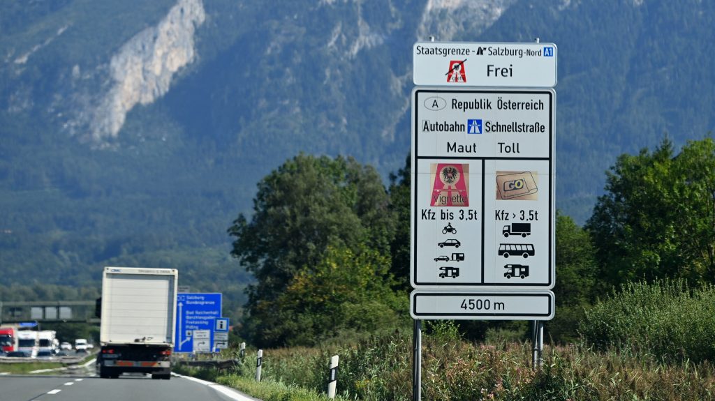 Ausztriában 2027-től csak digitális autópálya-matrica használható