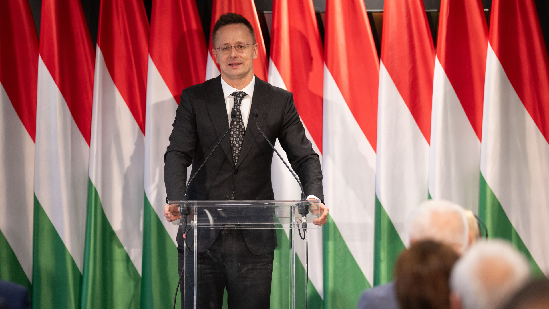 Szijjártó BYD-hez szerződése miatt nemzetbiztonsági és összeférhetetlenségi kérdéseket vizsgálnak