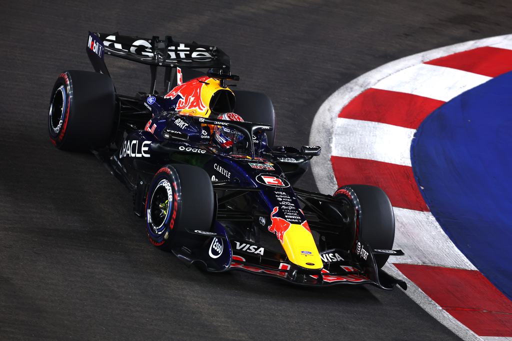 Max Verstappen megnyerte a szingapúri időmérőt, és megszerezte 50. pole-pozícióját