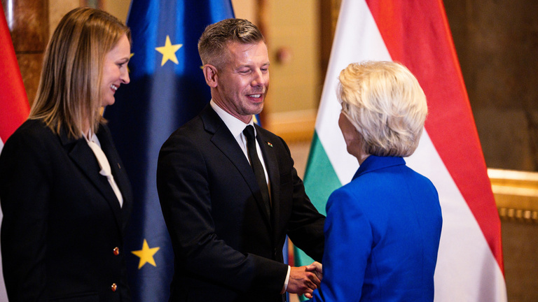 Magyar Péter kormányfő az 1956-os évforduló díszvendégeivel tárgyalt