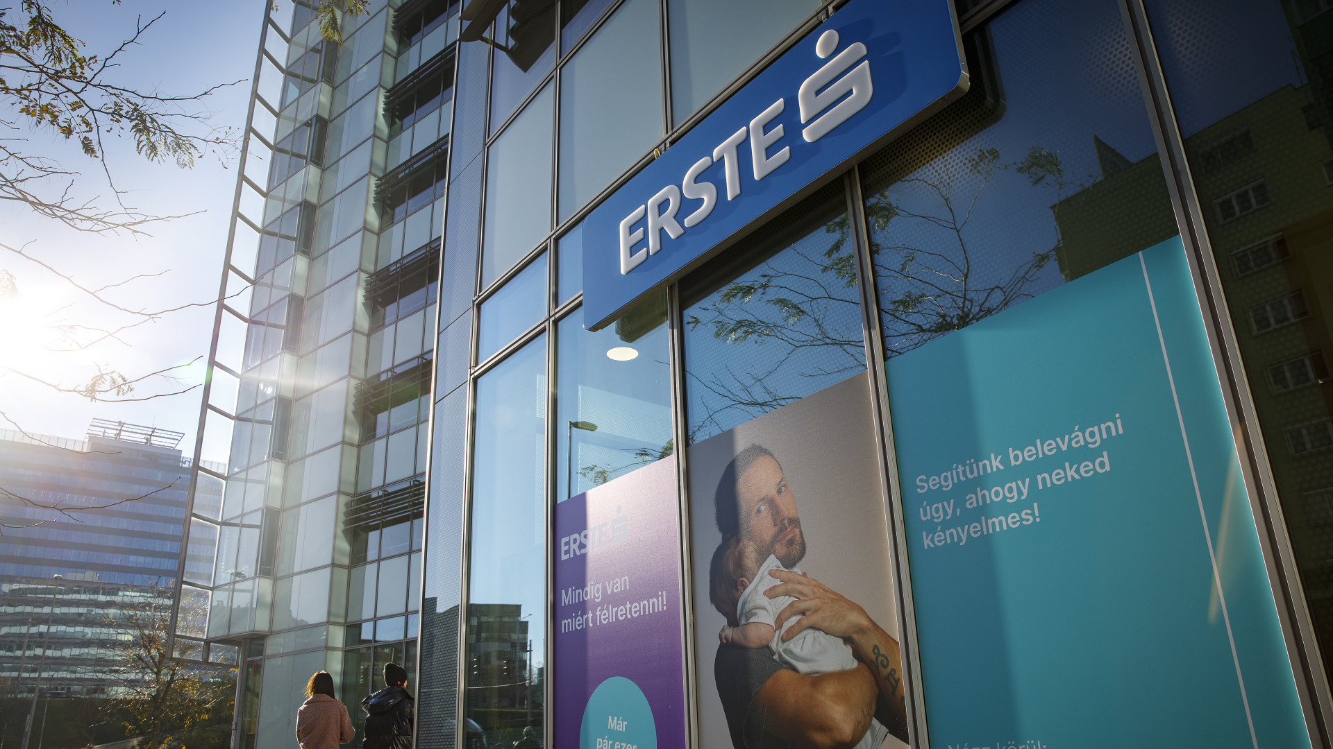 A bank védelmi rendszerei kiszűrik a többséget, de a csalók új trükkökre és sürgetésre építenek
