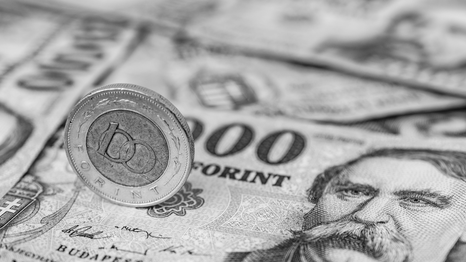 A devizapiacokon erősödik a dollár, gyengül a forint
