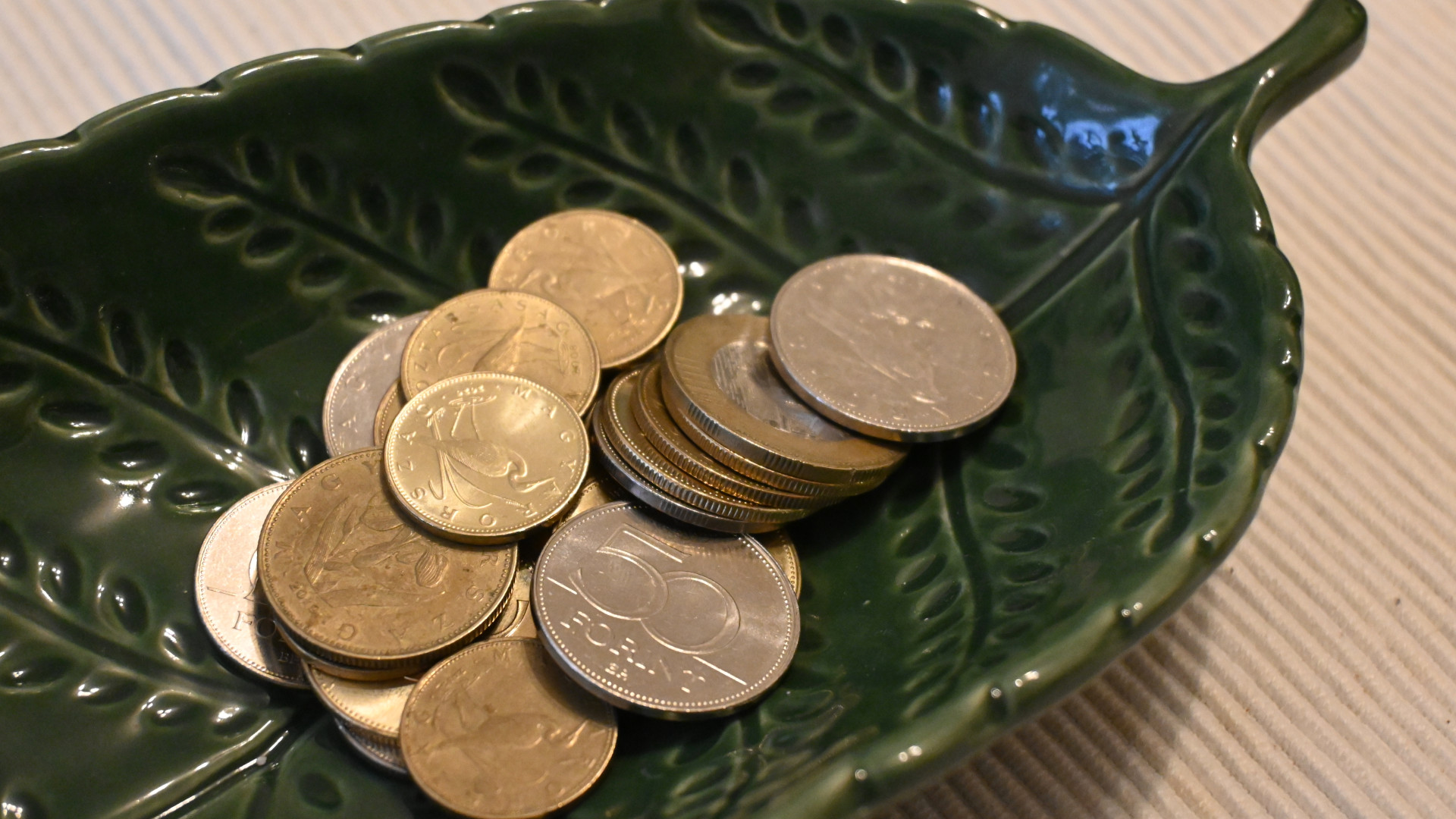 A dollár erősödött, a forint 327 fölé gyengült a dollárral és 368 fölé az euróval szemben