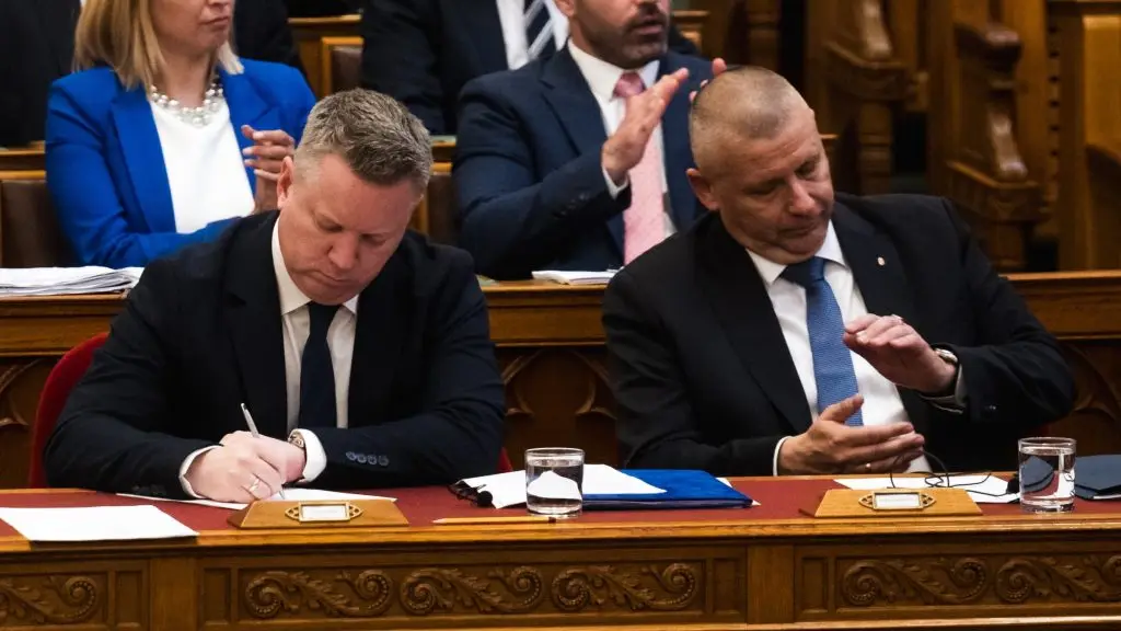 A kormány eltörli a szolgálati nyugdíj bérplafonját és a 15 százalékos SZJA-t