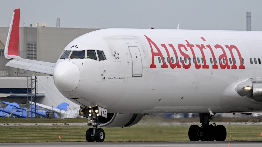 Az Austrian Airlines járata bombafenyegetés miatt megszakította útját