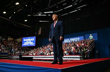 Trump Kansasban kampányolt egy gyűlésen, ahonnan 94 éve nem választottak demokratát a szenátusba