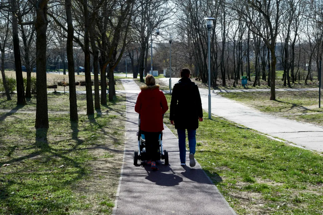 A kormány 2027-ben kevesebb forrást szán gyedre, gyesre és anyasági támogatásra