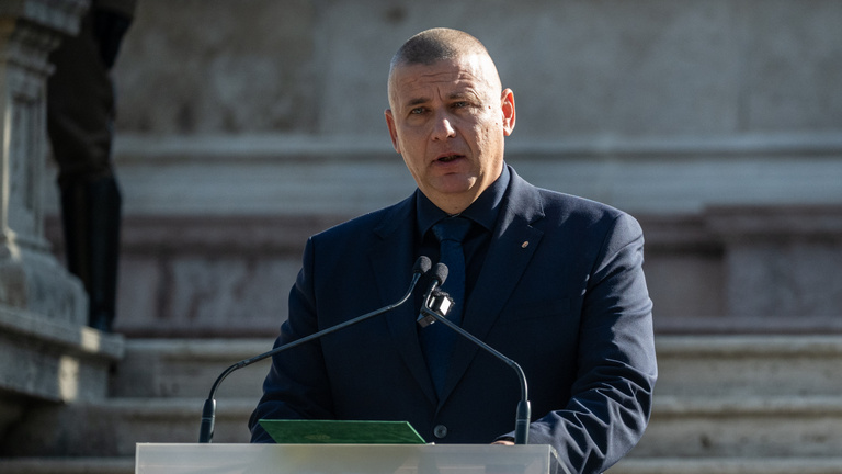Ruszin-Szendi szerint Orbánnak ki kell állnia, és reagálnia kell a vádakra