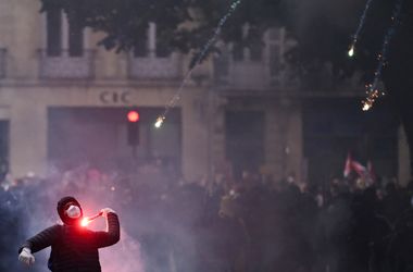 Franciaországban zavargások törtek ki, a rendőrség több tucat embert őrizetbe vett