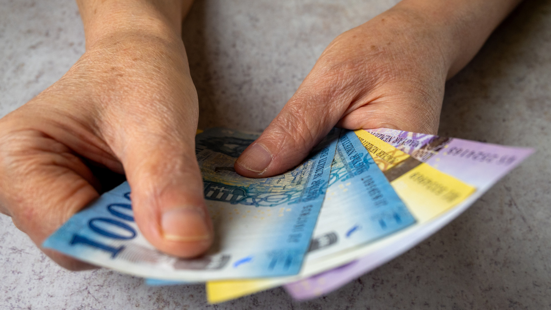 A forint reggel minimális elmozdulással kezdett, a dollár tovább az erősödés felé hajlik