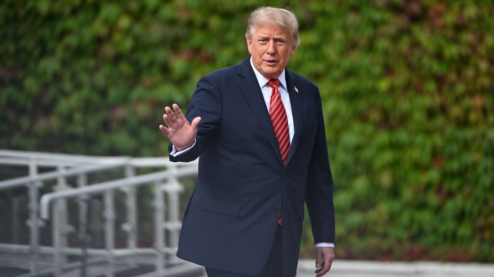 Európai tisztségviselők: a Trump-kormányzat leállítással fenyegette az ukrán fegyverbeszerzést