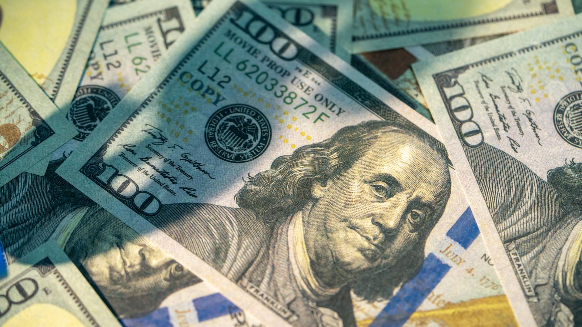 A forint délelőtt látványosan erősödött, délután is 366 alatt maradt az euróval szemben
