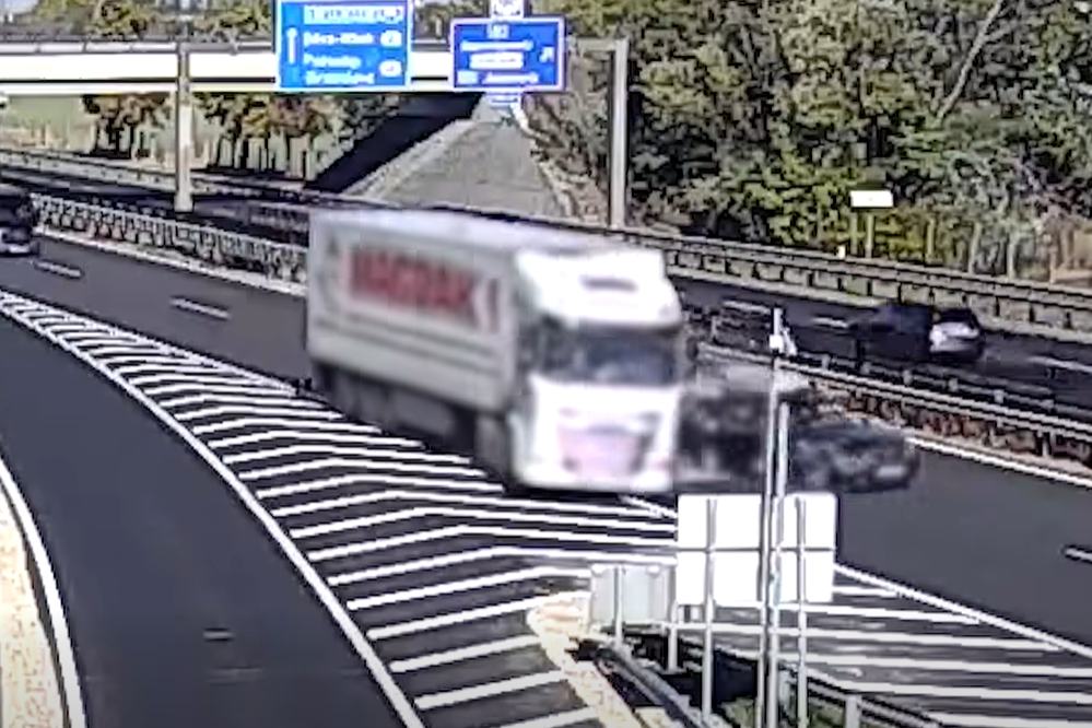 Kamion borult fel az M1-esen, a balesetben többen megsérültek, a mentés estig tartott