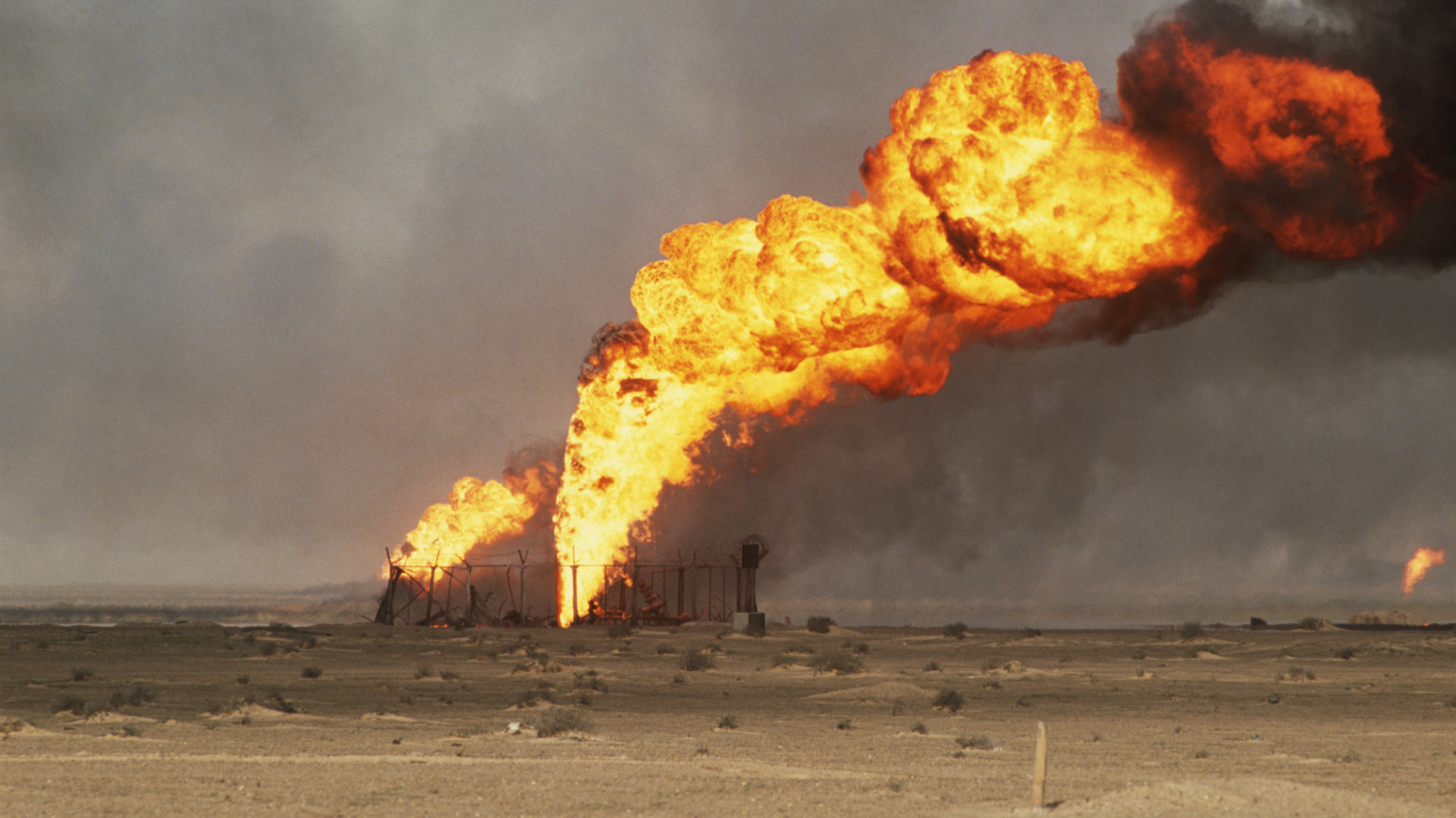 Az Aramco rabighi finomítóját találat érhette, 80 kilométeres füstcsóva látszik