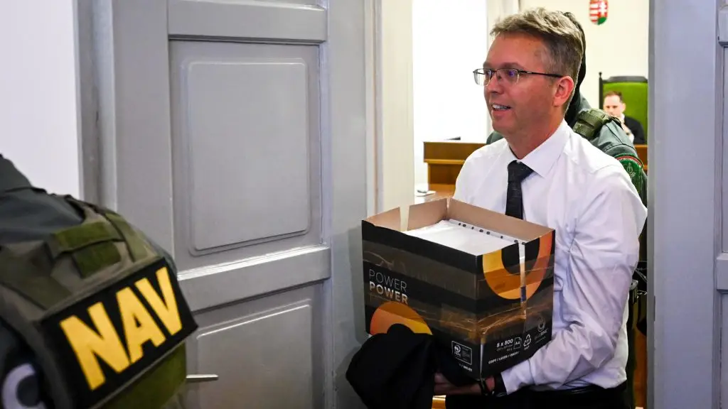 Hankó Balázst bilincsben vezették elő, letartóztatási tárgyalása késve kezdődött
