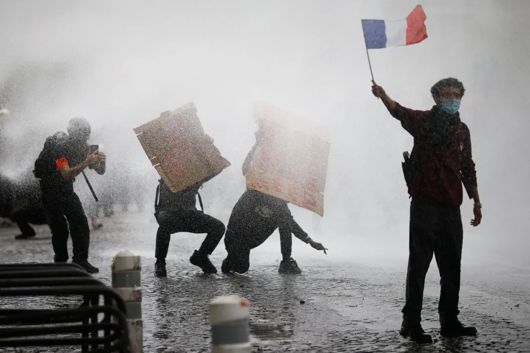 Mélenchon a diákok mellé áll, a zavargások a szélsőjobbnak kedvezhetnek