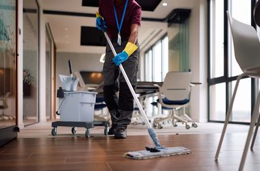 A cége 2–3 évre kapott takarítási szerződéseket, összesen mintegy 1,5 milliárd forintért