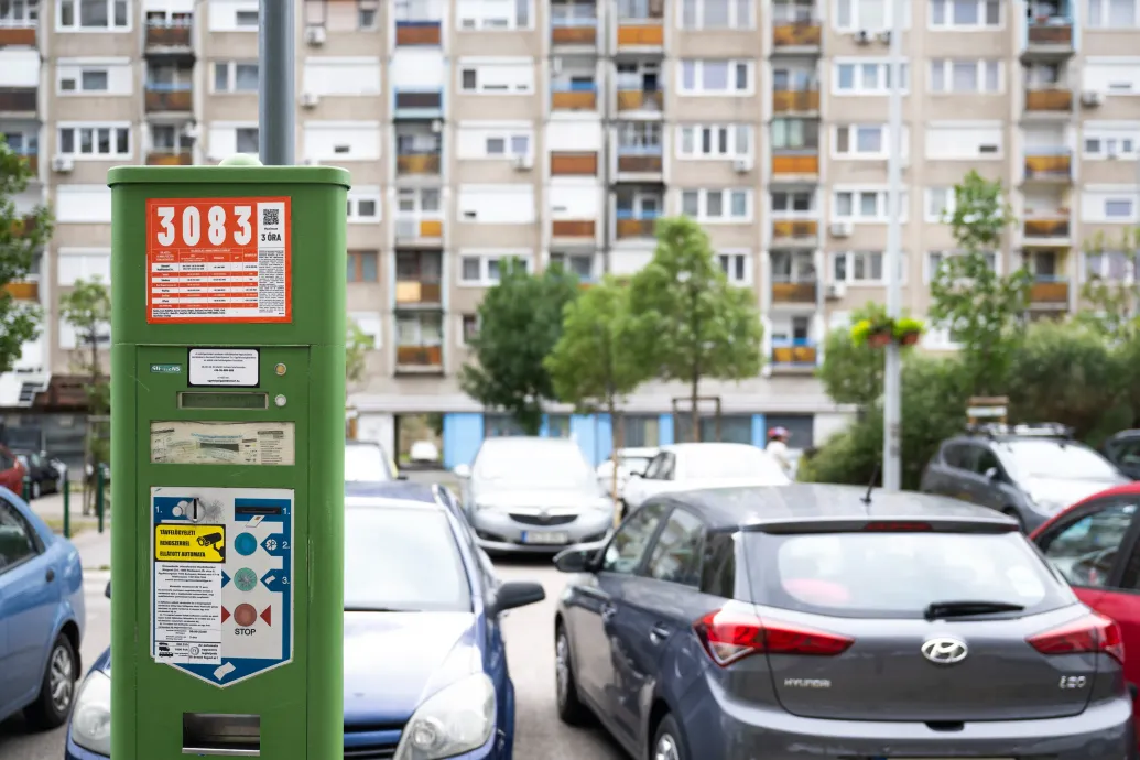 A főváros: az egységes parkolási rendszerben kamerás autók válthatják a parkolóőröket