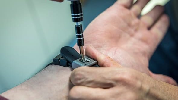 A NAIH vizsgálja a házi őrizetet segítő okosórarendszer adatszivárgási kockázatát