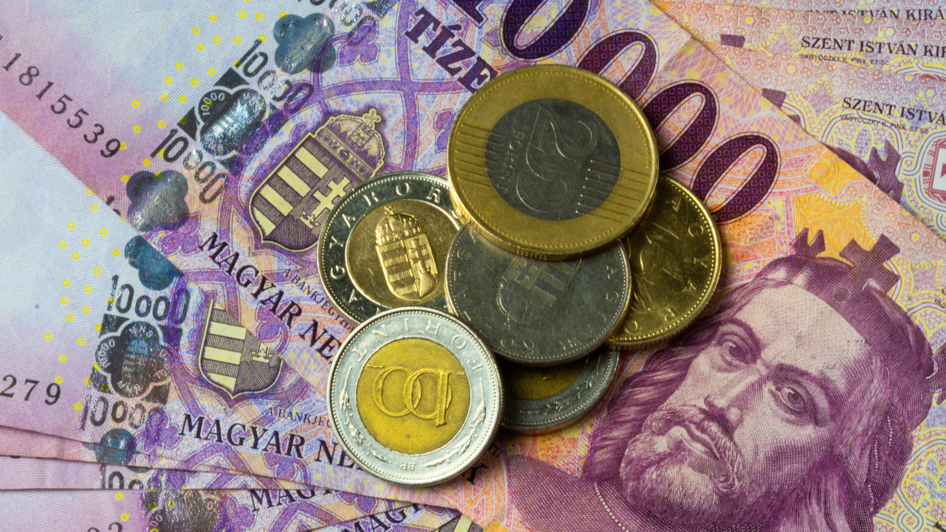 Este az emelkedő olajárak és az amerikai tőzsdei esés nyomán gyengült a forint