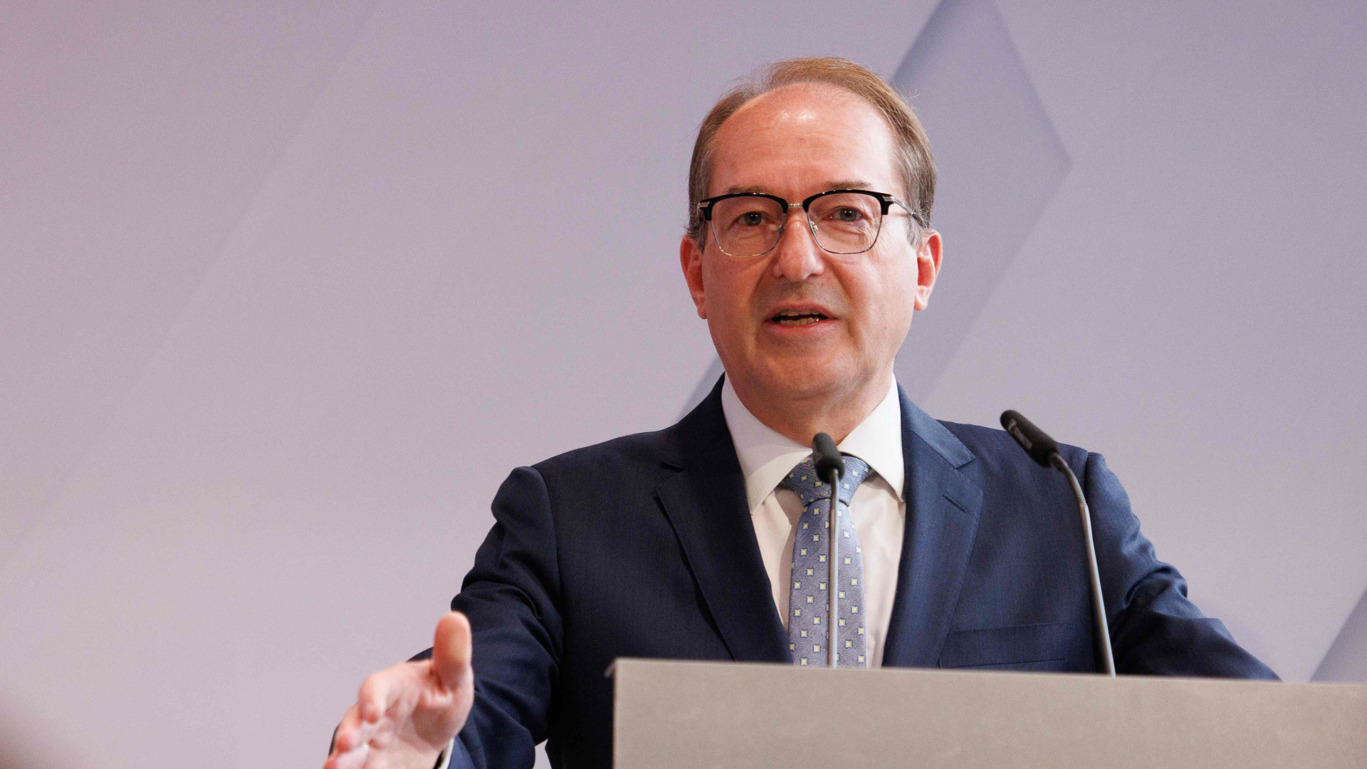 Dobrindt szerint a fenyegetések kiterjedtebbek, mint a hidegháború idején