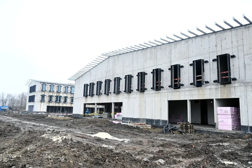 A honvédelmi miniszter leállította a szolnoki laktanya második fázisát