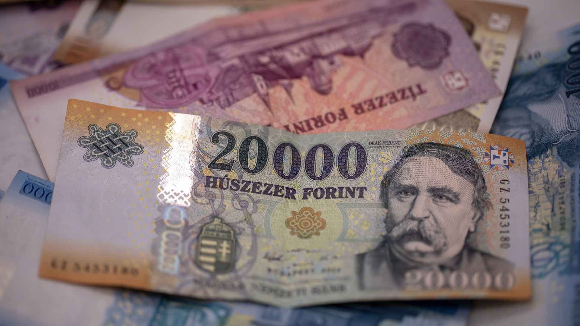 A forint harmadik napja gyengül, az euró 365,7 forintnál áll