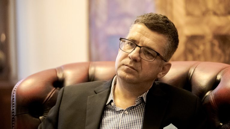 Az ügyvédi kamara elítélte, hogy Seszták védőjét is megfigyelhették