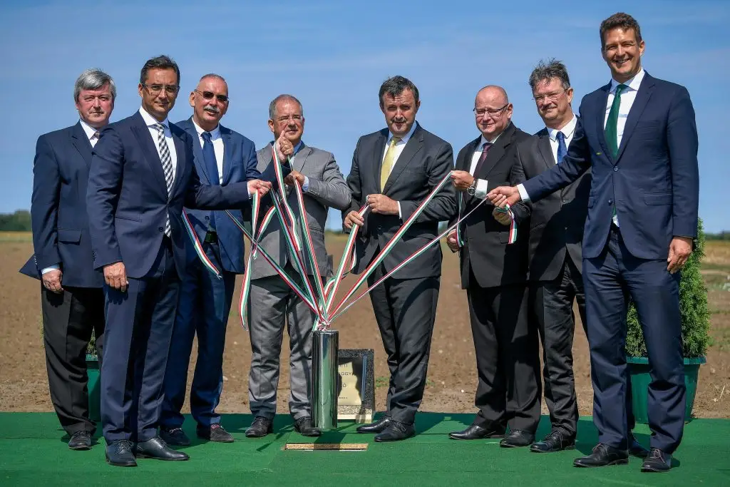A beruházás tanüzemi egységet hoz létre Debrecenben, nem tömeggyártó oltóanyaggyárat