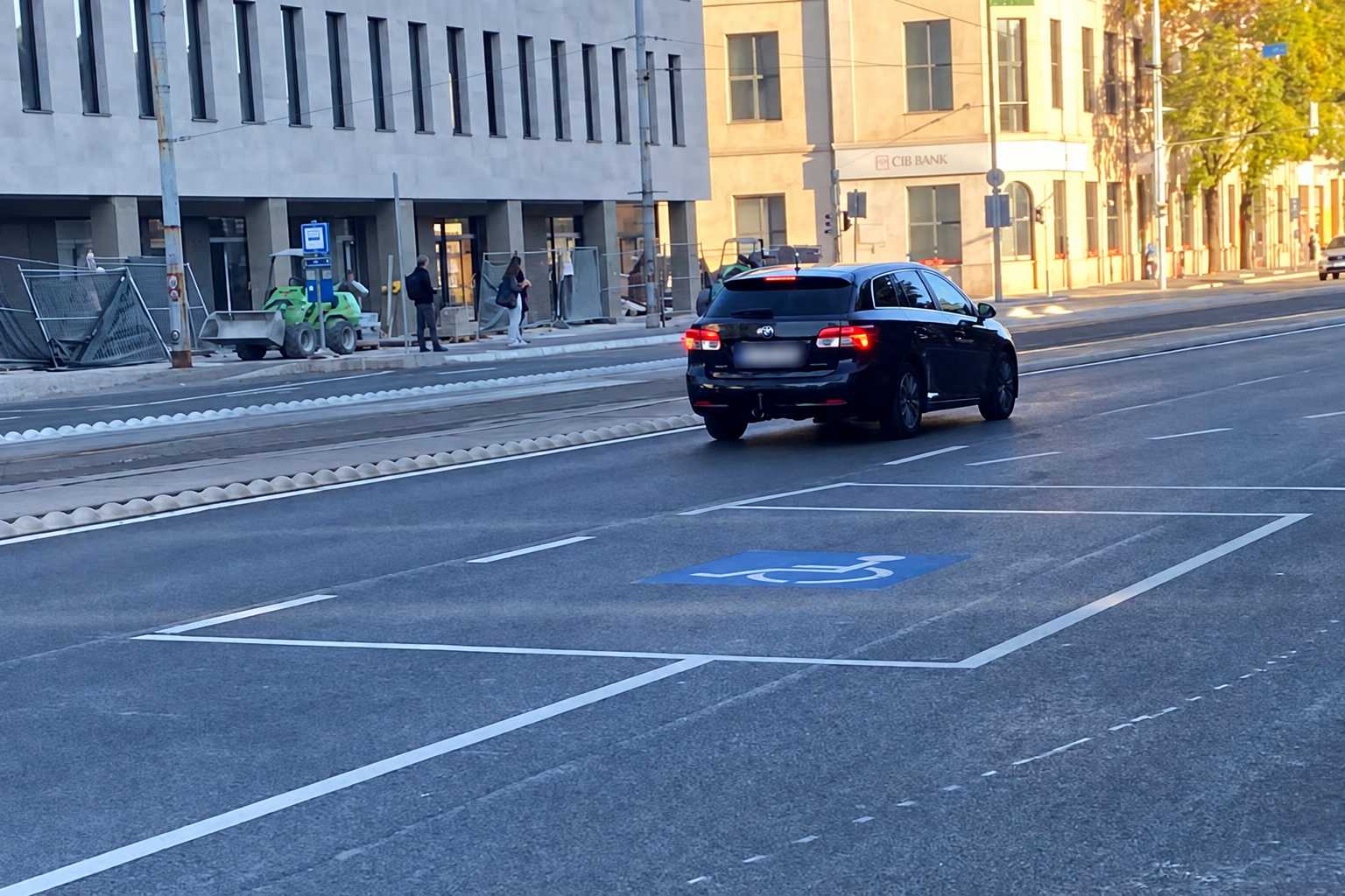 A BKK szerint szakmai egyeztetések eredménye az út közepére épült újpesti parkoló
